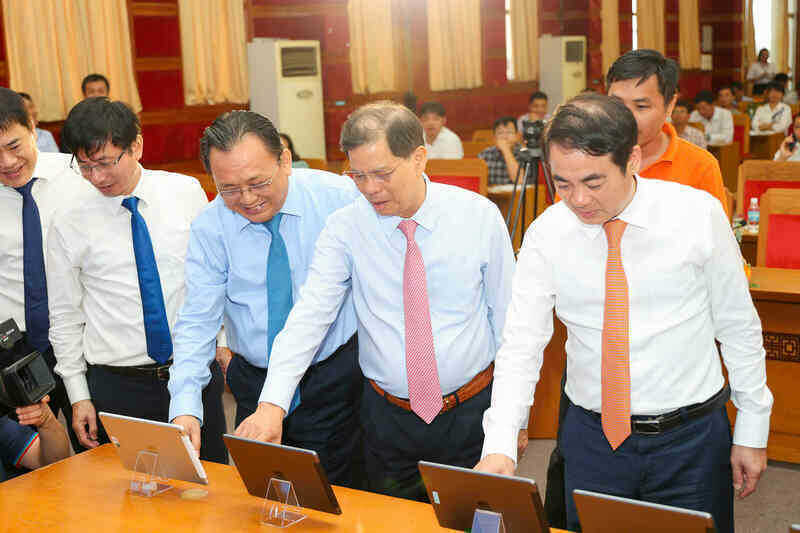 Lãnh đạo tỉnh trải nghiệm tiện ích trên Trung tâm IOC Khánh Hòa.jpg