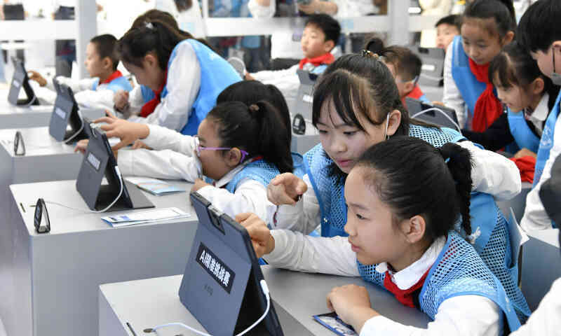 Trung Quốc thúc đẩy giáo dục AI từ sớm, nhưng 'siết' cách dùng: Học sinh không được viết bài bằng chatbot, giáo viên không được nhờ AI dạy thay