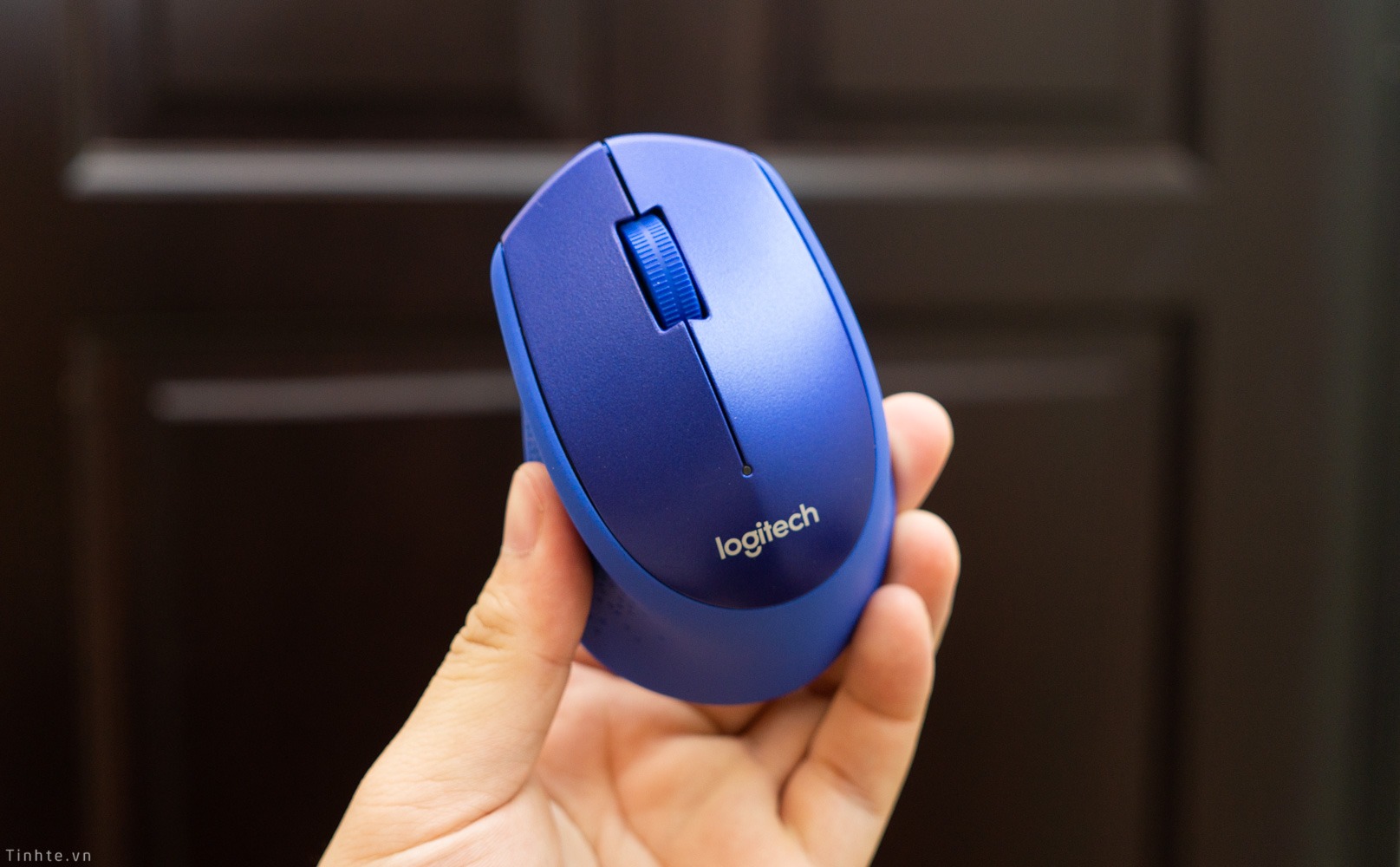 4875666_tren_tay_logitech_m331_1.jpg 4875666_tren_tay_logitech_m331_1.jpg