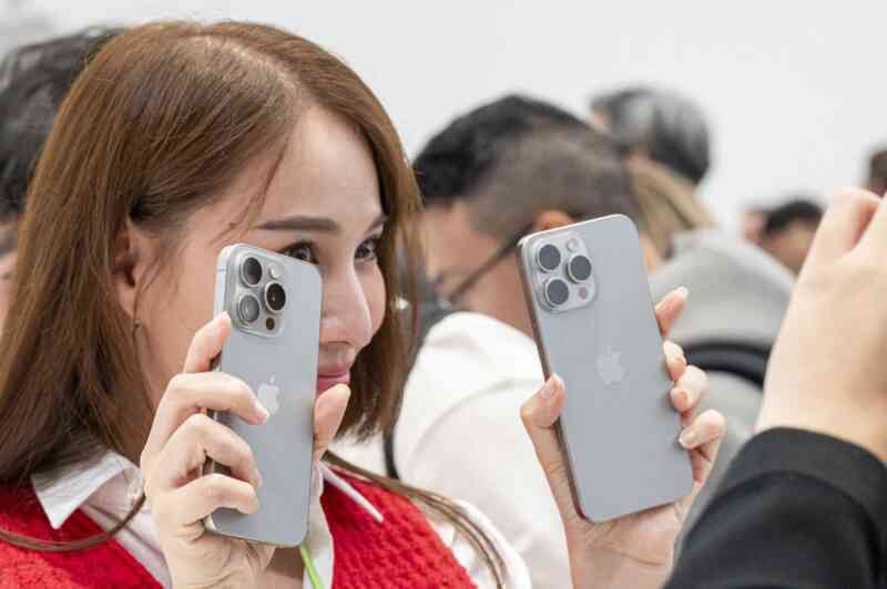 iphone bloomberg