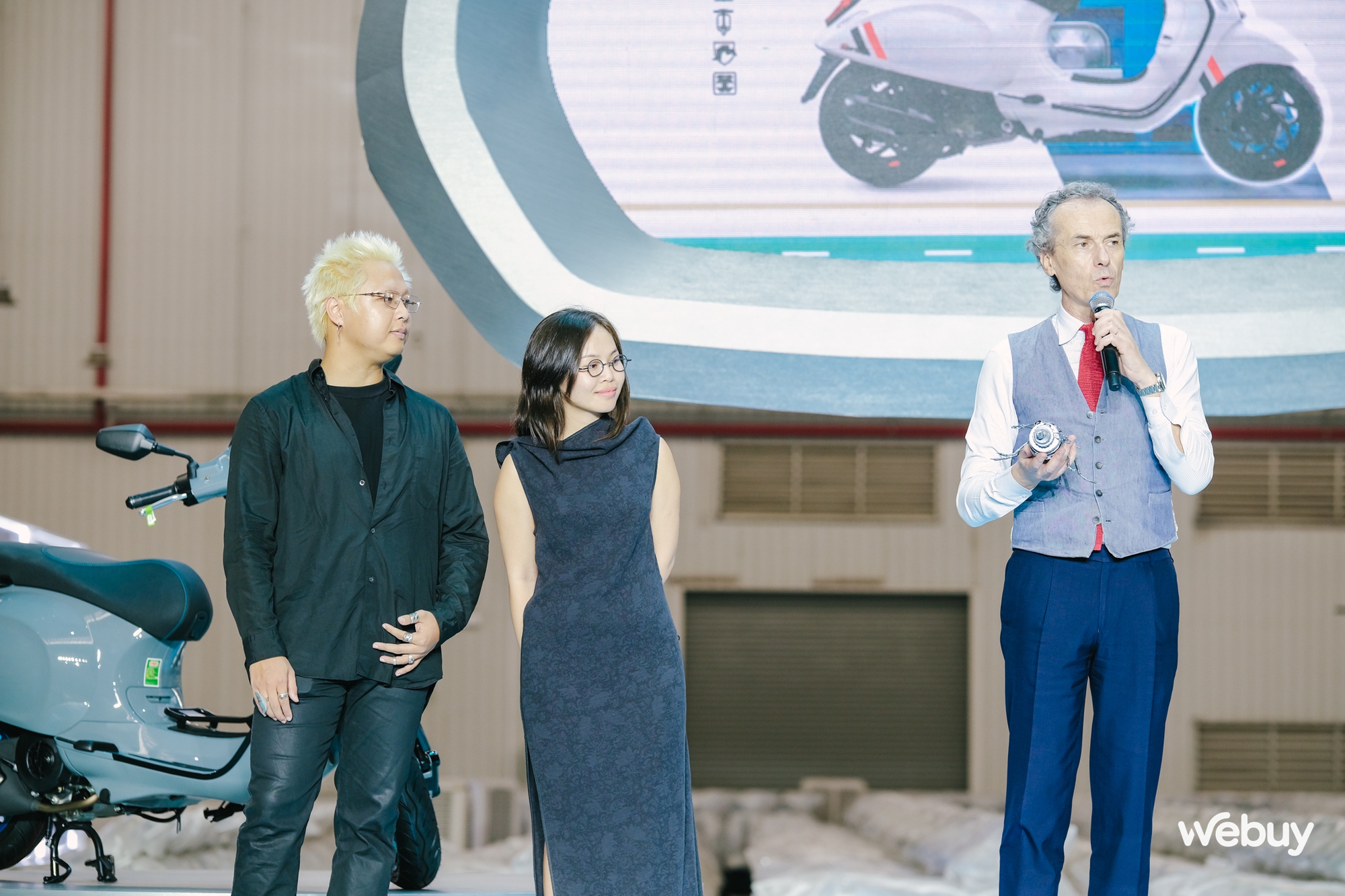 Vespa Primavera & Sprint 2025 chính thức ra mắt tại Việt Nam: Di sản gần 80 năm kết hợp với công nghệ đỉnh cao, chuẩn Vibe Gen Z!