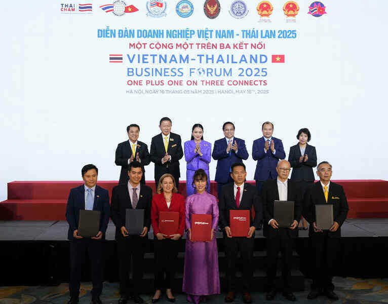 Đại diện FPT và các doanh nghiệp trao biên bản thỏa thuận hợp tác trước sự chứng kiến của Thủ tướng Việt Nam và Thủ tướng Thái Lan.JPG