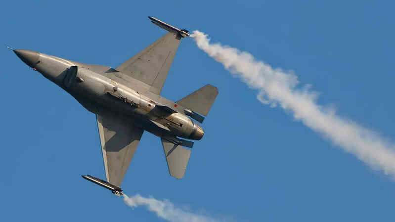 Tiêm kích F16.jpg