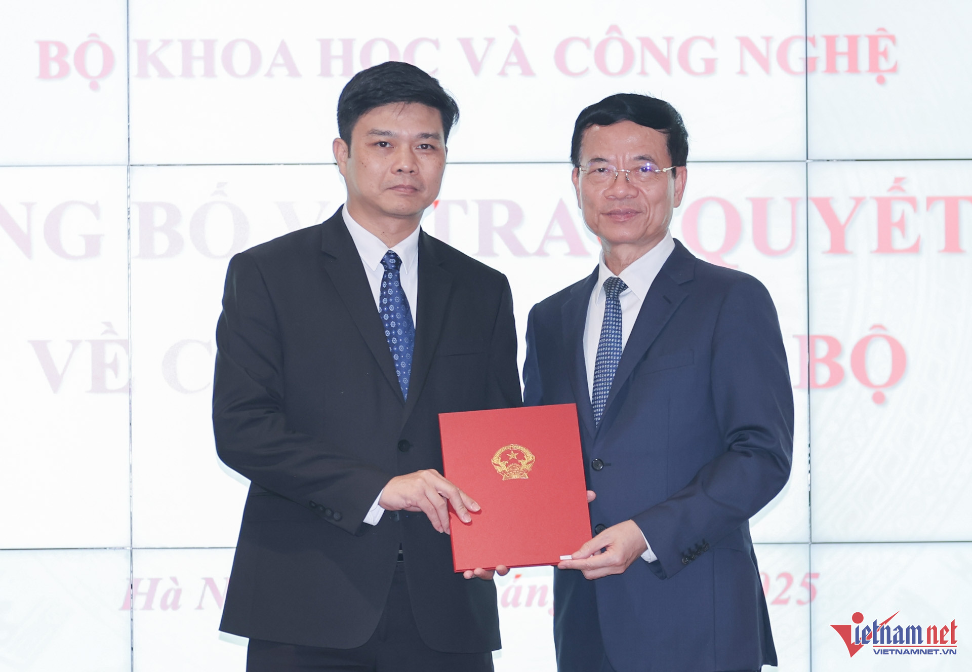 W-bo nhiem can bo Bo KHCN 7.jpg