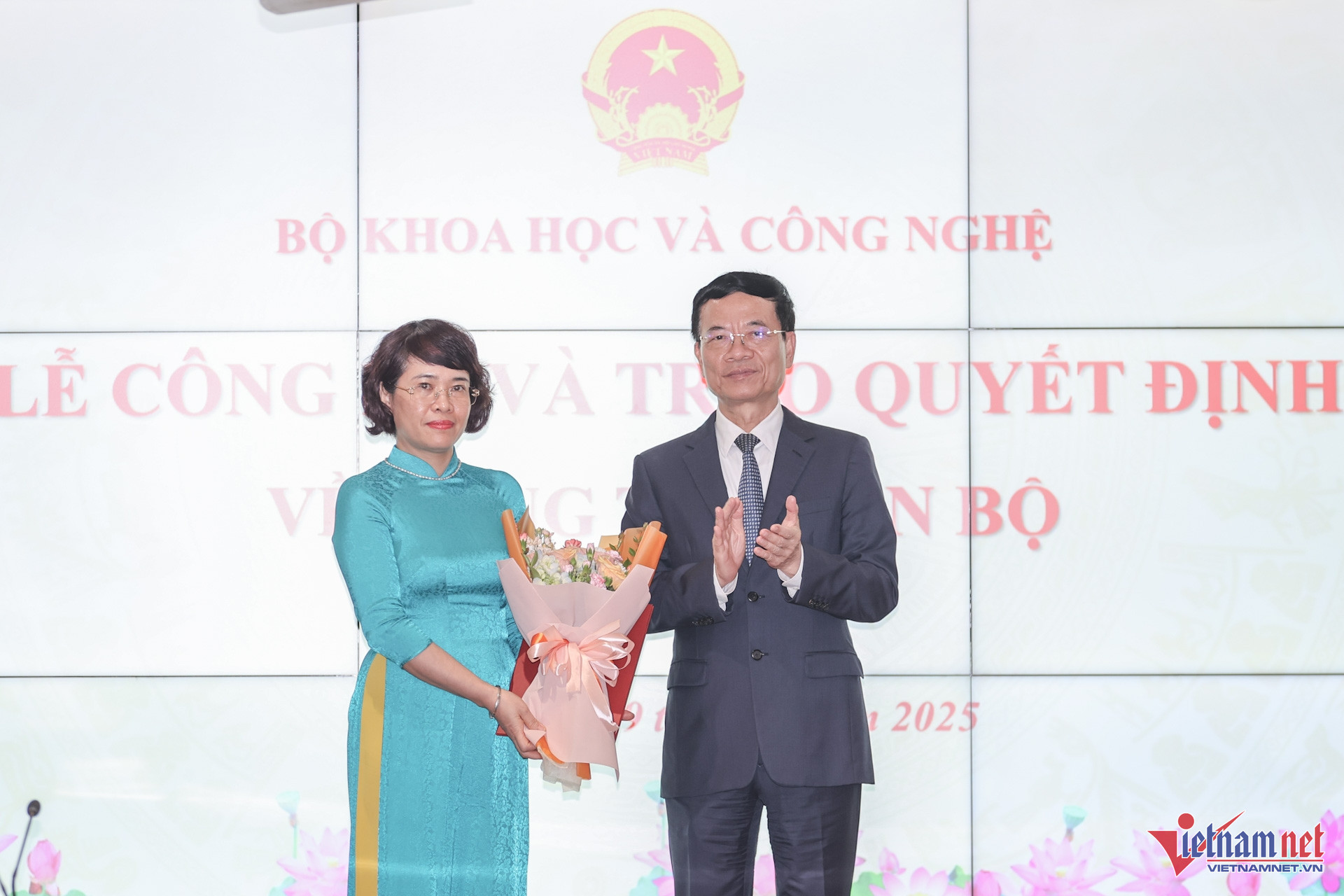 W-bo nhiem can bo Bo KHCN 1.jpg