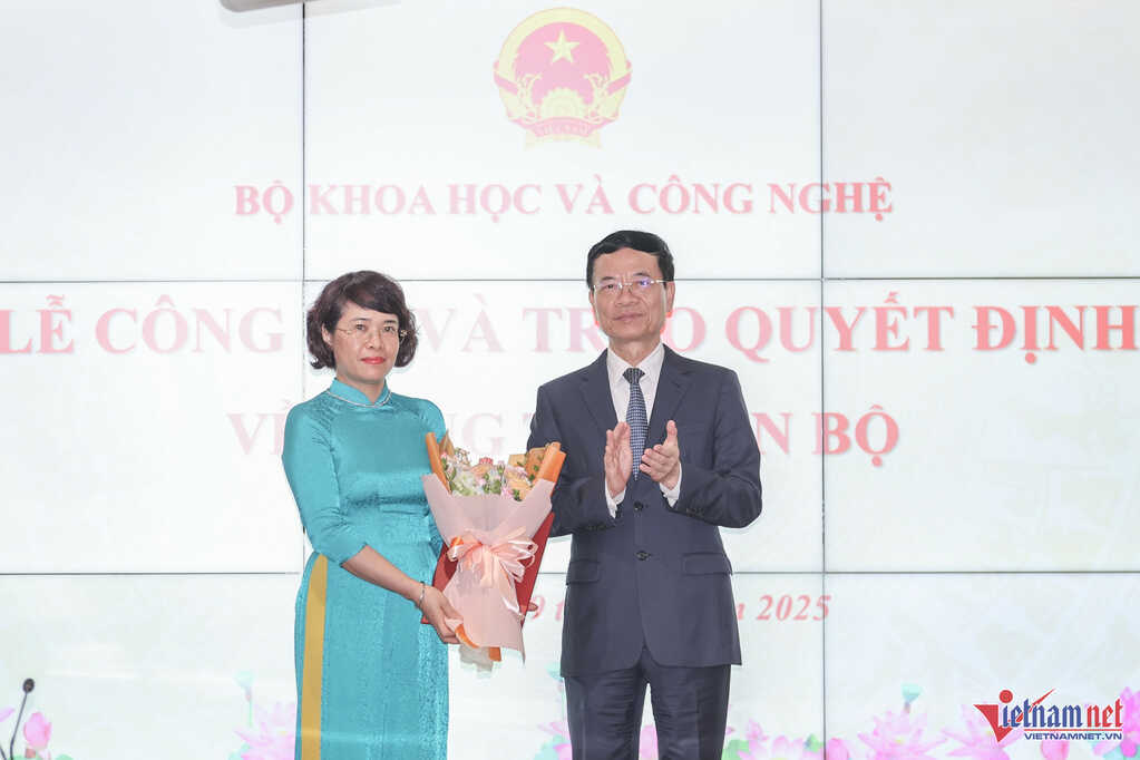 W-bo nhiem can bo Bo KHCN 1.jpg