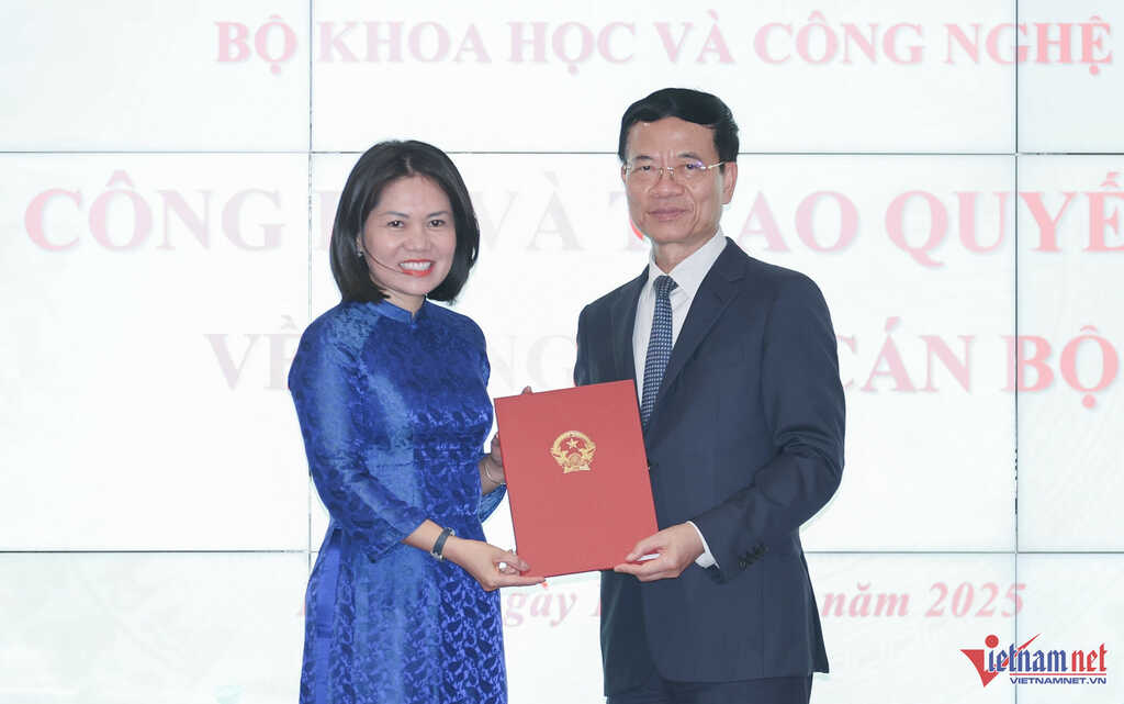 W-bo nhiem can bo Bo KHCN 2.jpg