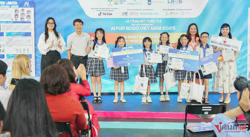 W-hoc sinh ung dung AI 001.jpg