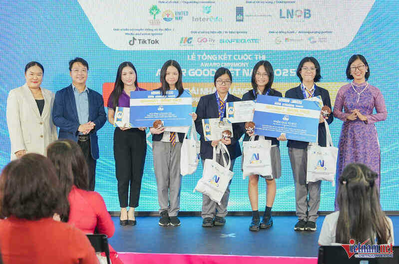 W-hoc sinh ung dung AI 002.jpg