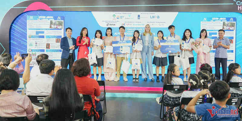 W-hoc sinh ung dung AI 003.jpg