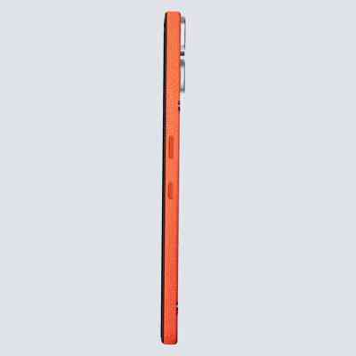 Điện thoại lạ mặt lưng hở cả ốc vít, hàng xách tay cũng được săn đón vì có NFC, quét và dùng VNeID thoải mái