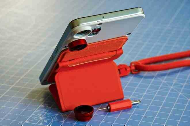 Điện thoại lạ mặt lưng hở cả ốc vít, hàng xách tay cũng được săn đón vì có NFC, quét và dùng VNeID thoải mái- Ảnh 4. Điện thoại lạ mặt lưng hở cả ốc vít, hàng xách tay cũng được săn đón vì có NFC, quét và dùng VNeID thoải mái- Ảnh 4.