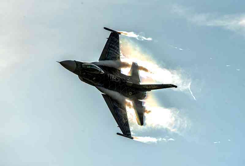 UFO vs F 16 2.png
