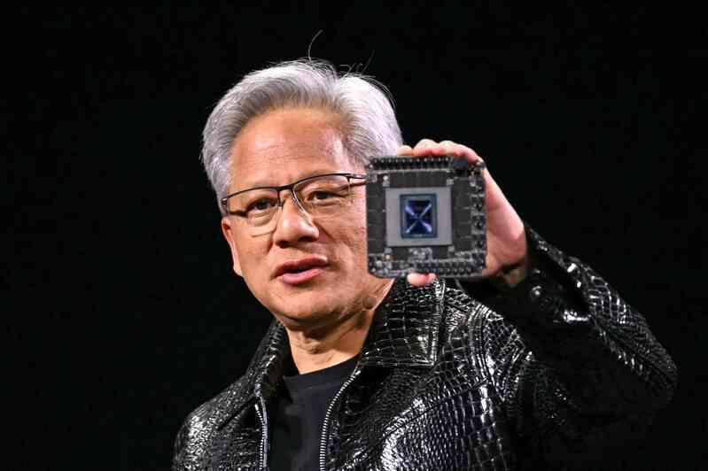 CEO NVIDIA khẳng định không tuồn chip AI sang Trung Quốc: “Hệ thống nặng 2 tấn, ai mà giấu được vào balo?”