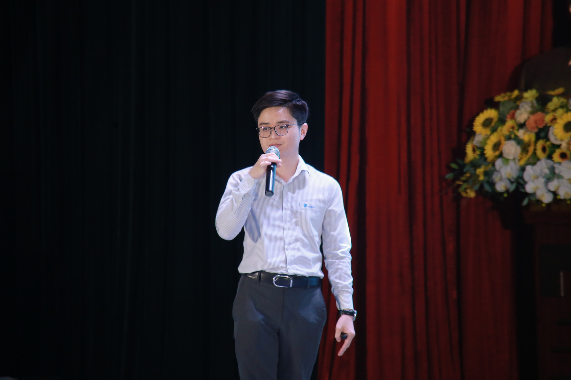 ‘Mẹ tôi giáo viên tiểu học 30 năm còn biết ứng dụng ChatGPT’