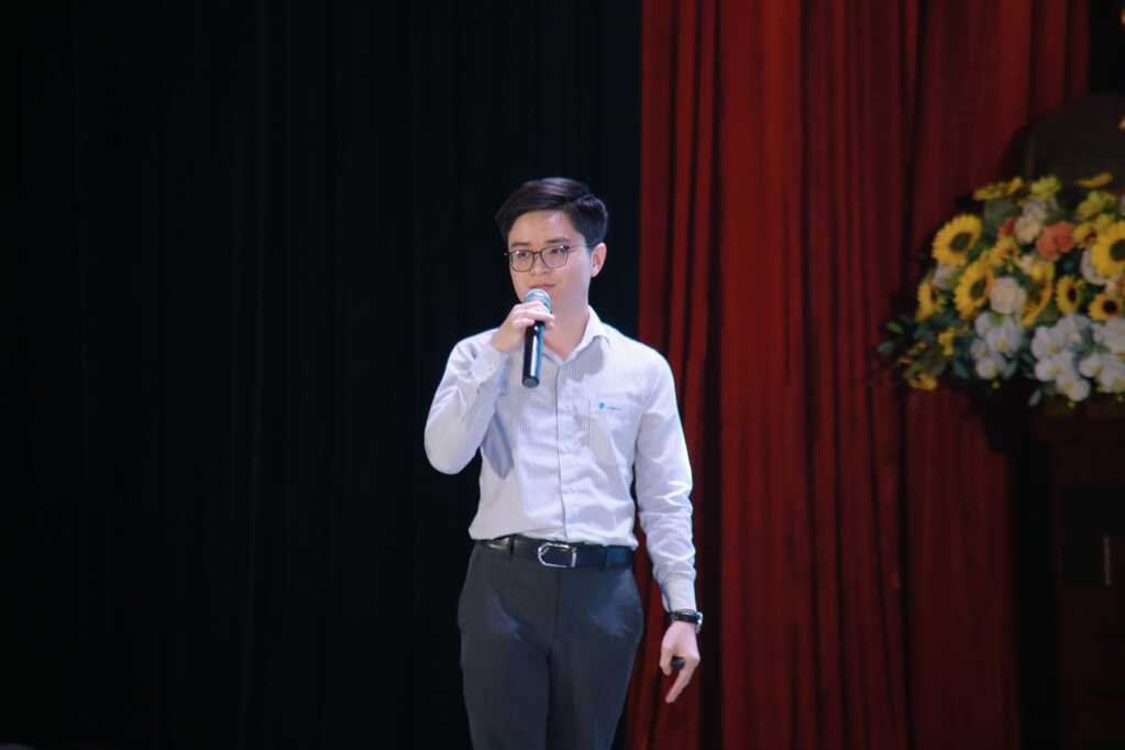 anh nguyen dang son lam trinh bay tham luan.png