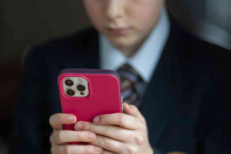 Cho trẻ dùng smartphone có thể đang góp phần gây ra căn bệnh phổ biến đáng sợ
