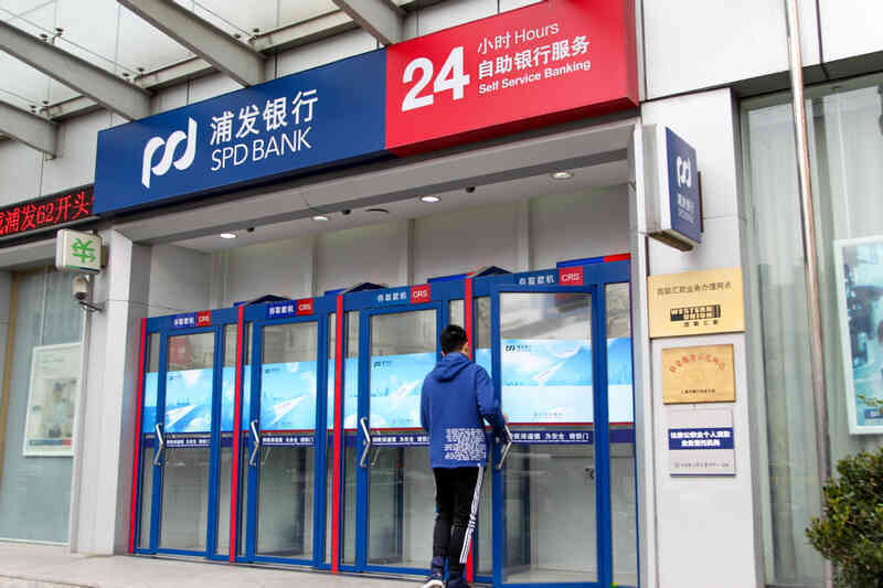 Số cây ATM tại Trung Quốc giảm mạnh trong bối cảnh thanh toán di động nở rộ