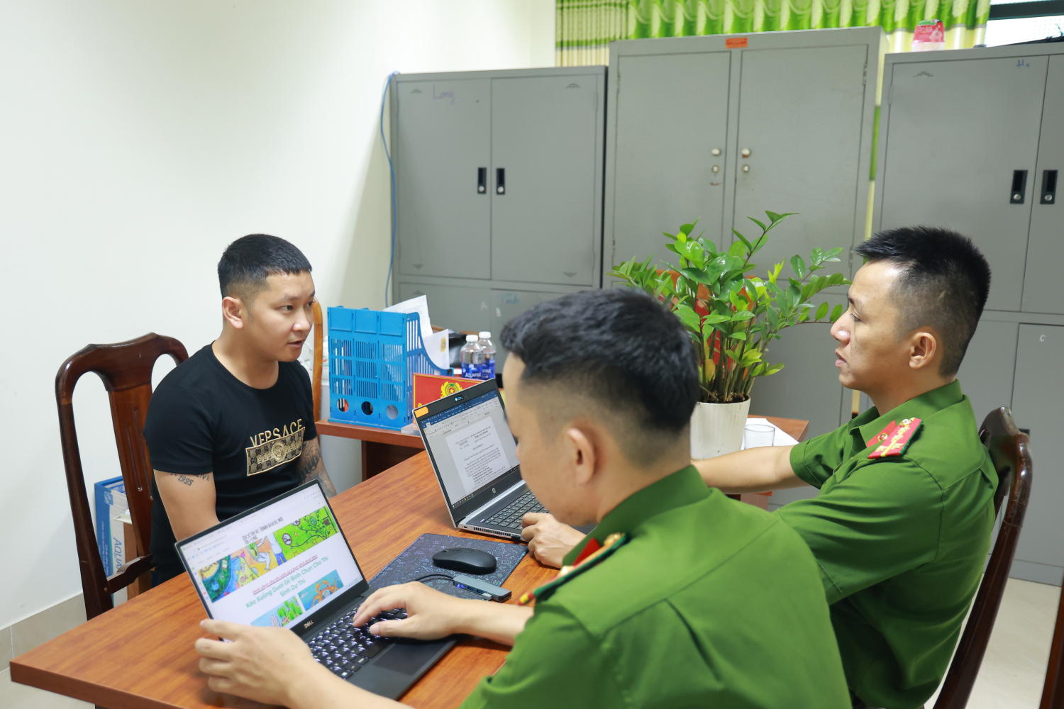 Nhóm đối tượng chiếm đoạt tài khoản Facebook, nhắn tin "mượn tiền" sa lưới- Ảnh 1. Nhóm đối tượng chiếm đoạt tài khoản Facebook, nhắn tin "mượn tiền" sa lưới- Ảnh 1.