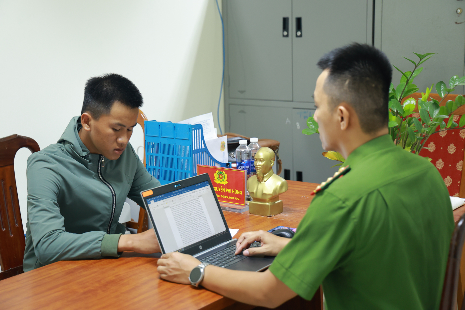 Nhóm đối tượng chiếm đoạt tài khoản Facebook, nhắn tin "mượn tiền" sa lưới- Ảnh 2. Nhóm đối tượng chiếm đoạt tài khoản Facebook, nhắn tin "mượn tiền" sa lưới- Ảnh 2.