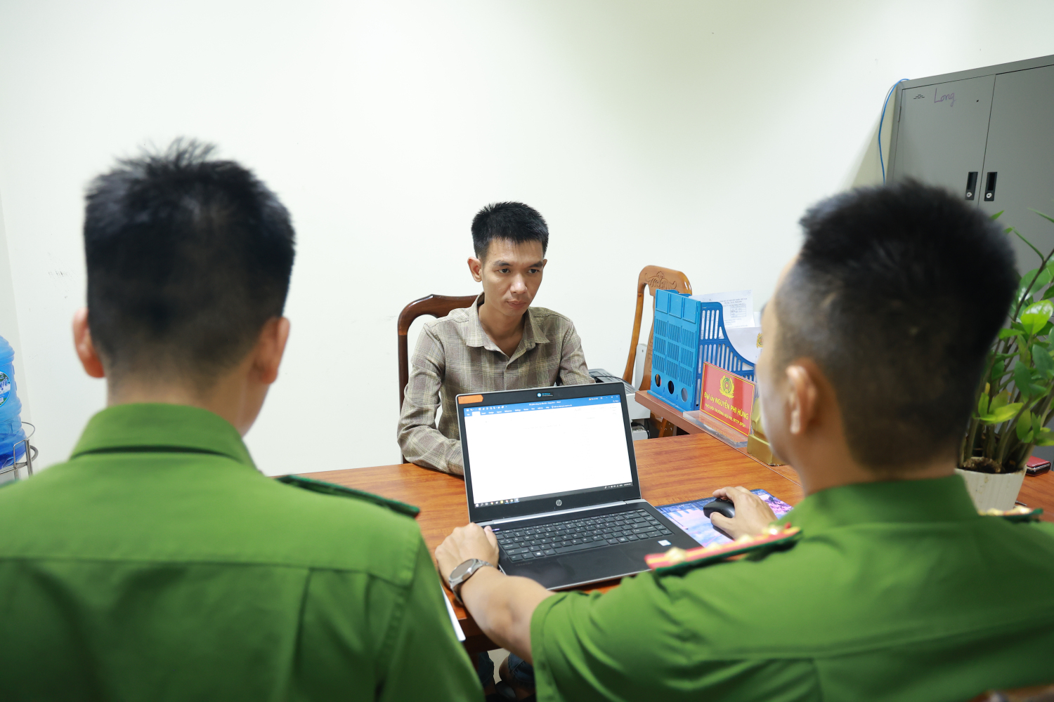 Nhóm đối tượng chiếm đoạt tài khoản Facebook, nhắn tin "mượn tiền" sa lưới- Ảnh 3. Nhóm đối tượng chiếm đoạt tài khoản Facebook, nhắn tin "mượn tiền" sa lưới- Ảnh 3.