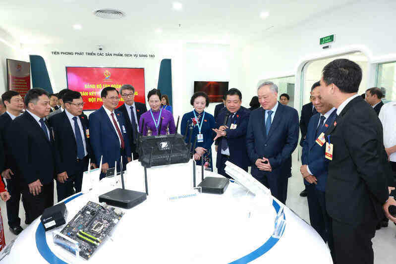 26.5  Phó Thủ tướng Thường trực Nguyễn Hòa Bình và các đại biểu tham quan khu trưng bày sản phẩm dịch vụ (1).jpg