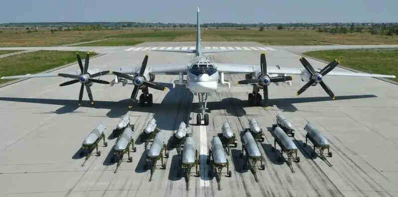 Máy bay ném bom T95.JPG