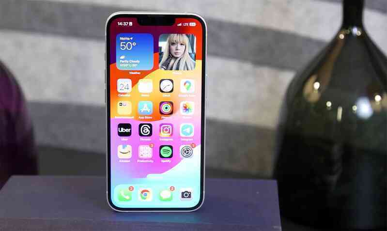 Nên mua iPhone 16e, Xperia 5 V hay Pixel 9a?