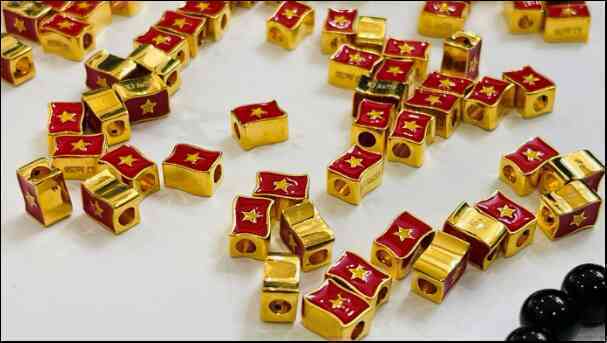 Charm vàng 18k quốc kỳ Việt Nam dịp 30/4 và 2/9 được mọi lứa tuổi yêu thích