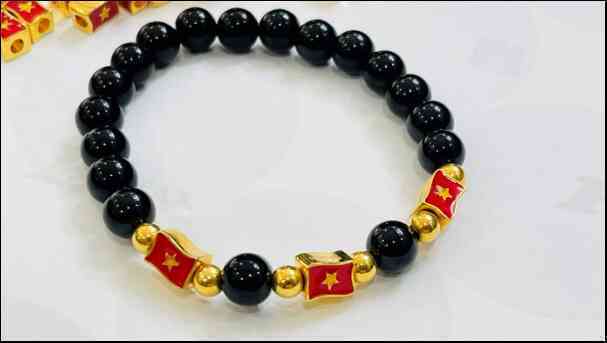 Charm vàng 18k quốc kỳ Việt Nam dịp 30/4 và 2/9 được mọi lứa tuổi yêu thích- Ảnh 3. Charm vàng 18k quốc kỳ Việt Nam dịp 30/4 và 2/9 được mọi lứa tuổi yêu thích- Ảnh 3.