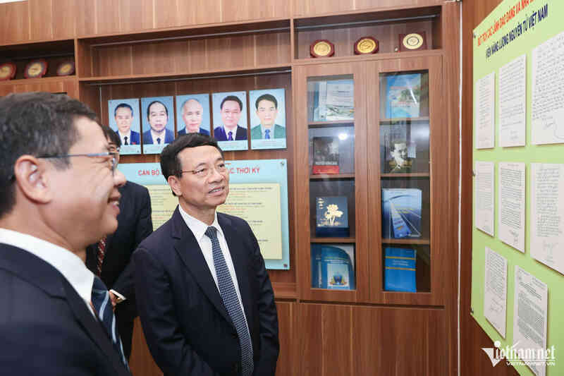 W-Bộ trưởng Nguyễn Mạnh Hùng làm việc tại Viện NLNT 2.jpg