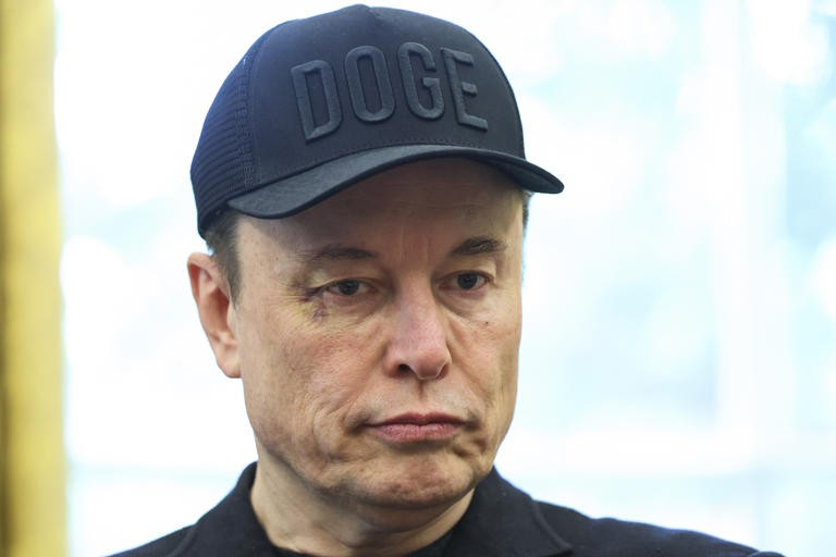Elon Musk đến Nhà Trắng với một bên mắt tím bầm, ai là thủ phạm?