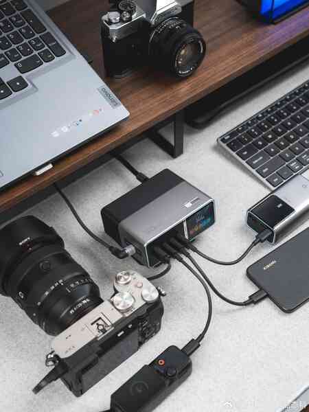 Xiaomi lại có đồ chơi mới: Trạm sạc 300W tích hợp màn hình, giá chỉ hơn 2 triệu đồng