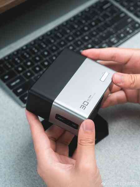 Xiaomi lại có đồ chơi mới: Trạm sạc 300W tích hợp màn hình, giá chỉ hơn 2 triệu đồng- Ảnh 3. Xiaomi lại có đồ chơi mới: Trạm sạc 300W tích hợp màn hình, giá chỉ hơn 2 triệu đồng- Ảnh 3.