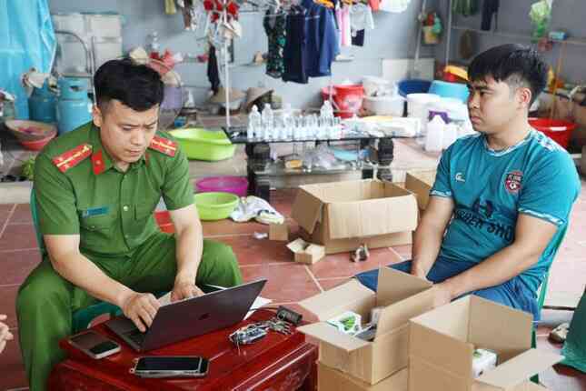 Công an ‘sờ gáy’ cơ sở bán hơn 100.000 đơn hàng mỹ phẩm giả qua Shopee, Tiktok