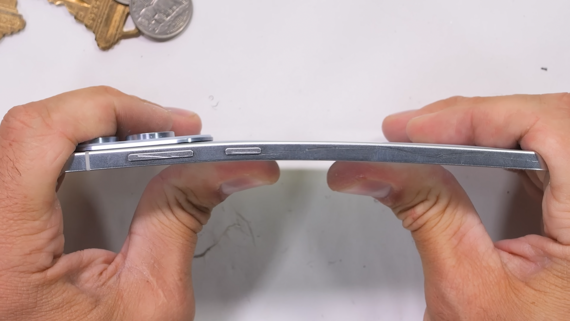 Mỏng chỉ 5.8mm nhưng Galaxy S25 Edge bẻ cong không gãy, đến JerryRigEverything cũng phải thán phục
