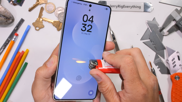 Mỏng chỉ 5.8mm nhưng Galaxy S25 Edge bẻ cong không gãy, đến JerryRigEverything cũng phải thán phục- Ảnh 3. Mỏng chỉ 5.8mm nhưng Galaxy S25 Edge bẻ cong không gãy, đến JerryRigEverything cũng phải thán phục- Ảnh 3.