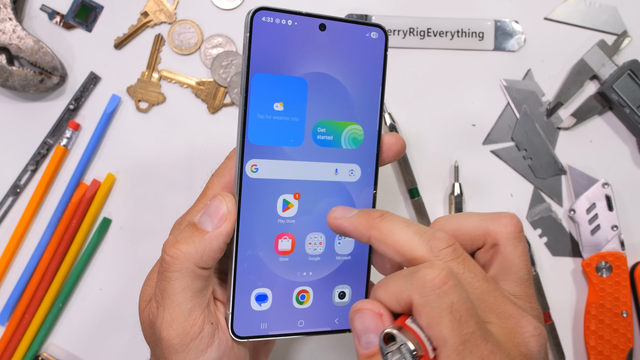 Mỏng chỉ 5.8mm nhưng Galaxy S25 Edge bẻ cong không gãy, đến JerryRigEverything cũng phải thán phục- Ảnh 4. Mỏng chỉ 5.8mm nhưng Galaxy S25 Edge bẻ cong không gãy, đến JerryRigEverything cũng phải thán phục- Ảnh 4.