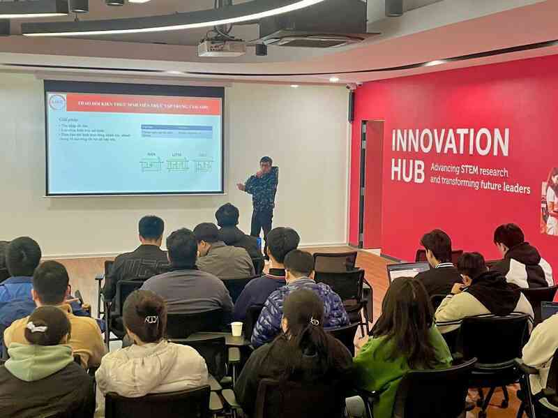 PGS. Lê Hoàng Sơn: Giáo dục AI toàn diện cho thế hệ trẻ cần bảo đảm sự nhân văn- Ảnh 1. PGS. Lê Hoàng Sơn: Giáo dục AI toàn diện cho thế hệ trẻ cần bảo đảm sự nhân văn- Ảnh 1.
