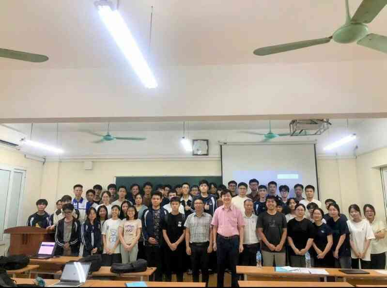 PGS. Lê Hoàng Sơn: Giáo dục AI toàn diện cho thế hệ trẻ cần bảo đảm sự nhân văn- Ảnh 2. PGS. Lê Hoàng Sơn: Giáo dục AI toàn diện cho thế hệ trẻ cần bảo đảm sự nhân văn- Ảnh 2.