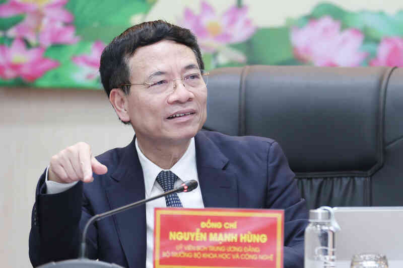 Bo truong Nguyen Manh Hung.jpg