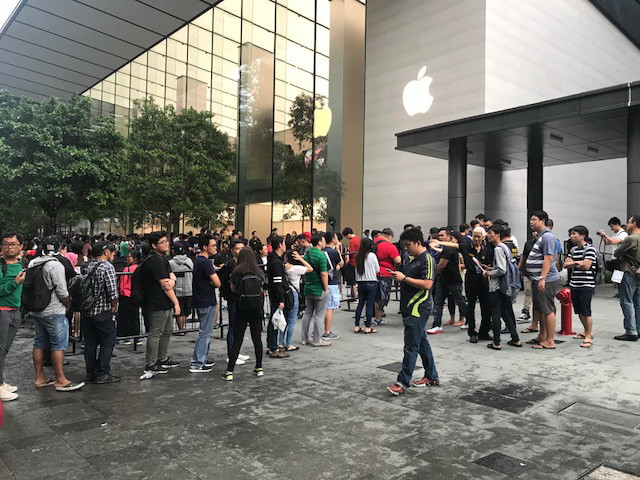 iPhone 17 sẽ bán tại Việt Nam sớm nhất từ trước đến nay: Khỏi phải "săn" iPhone xách tay, người dùng được gì và mất gì?