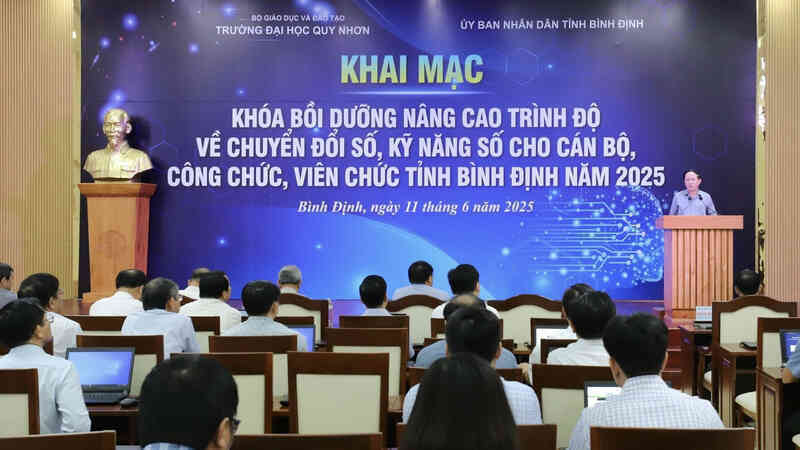 Chủ tịch Bình Định: Cán bộ phải thành thạo nền tảng số, thích ứng với công nghệ