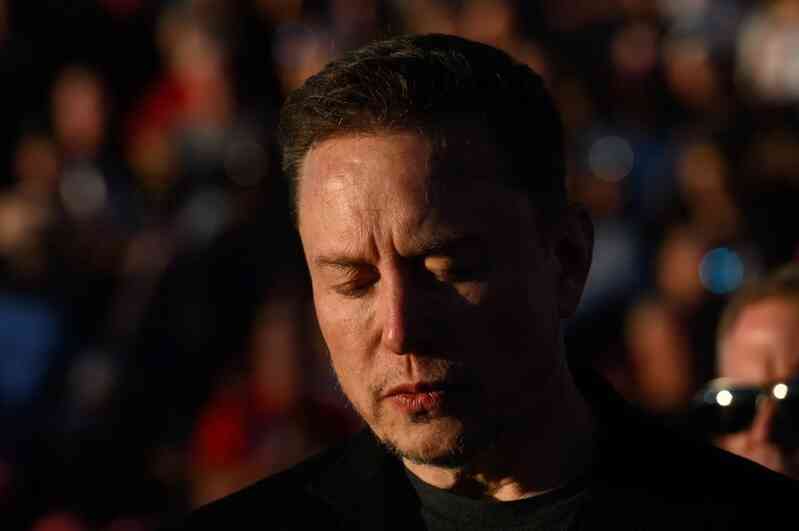 Elon Musk sắp mất 2 tỷ USD/năm khi Mỹ xem xét ngừng bán tín chỉ carbon, Tesla từ lãi hơn 400 triệu USD xuống lỗ 186 triệu USD