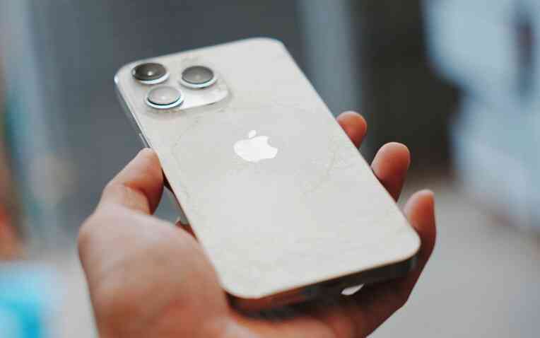 iPhone 13 Pro sau 2 năm: Mặt lưng vỡ nát, pin còn 82%, không muốn lên đời nhưng có thể phải nghĩ lại vì iOS 26