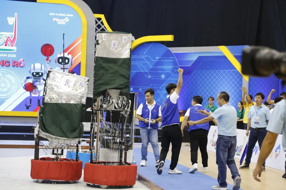 Hành trình chạm đỉnh vinh quang Robocon của những "chiến binh" LH-UDS- Ảnh 2. Hành trình chạm đỉnh vinh quang Robocon của những "chiến binh" LH-UDS- Ảnh 2.