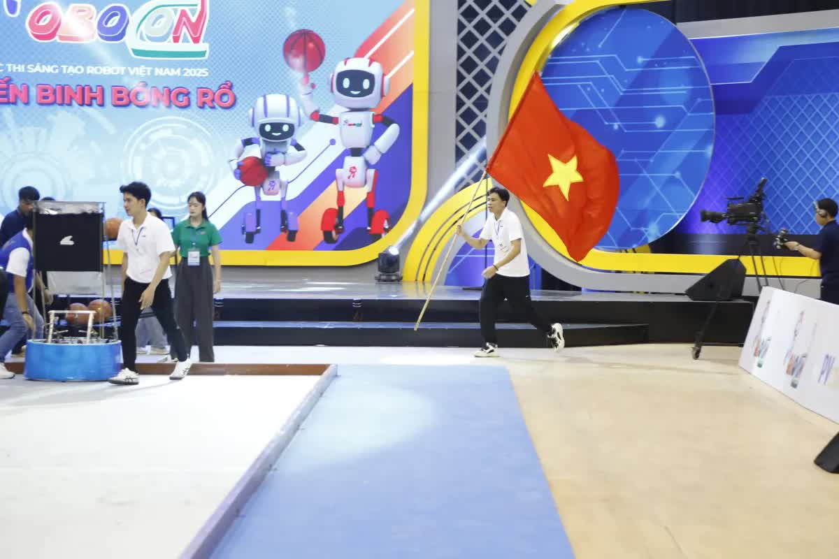 Hành trình chạm đỉnh vinh quang Robocon của những "chiến binh" LH-UDS- Ảnh 4. Hành trình chạm đỉnh vinh quang Robocon của những "chiến binh" LH-UDS- Ảnh 4.