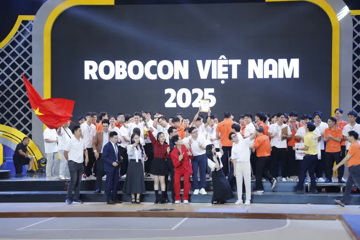 Hành trình chạm đỉnh vinh quang Robocon của những "chiến binh" LH-UDS- Ảnh 10. Hành trình chạm đỉnh vinh quang Robocon của những "chiến binh" LH-UDS- Ảnh 10.