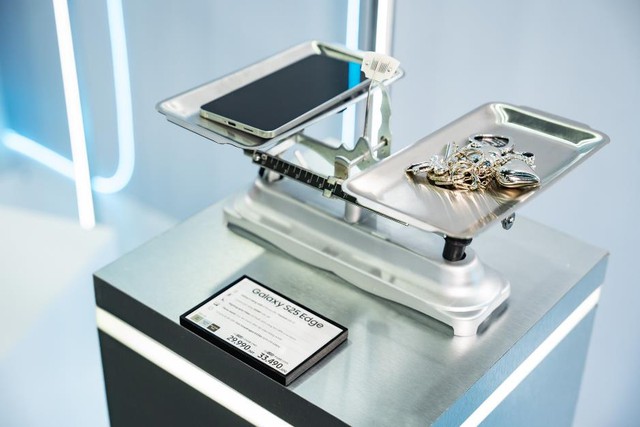 Samsung chứng tỏ vị thế “chiếu trên” với flagship mỏng nhẹ, lấn lướt loạt smartphone rập khuôn thiết kế