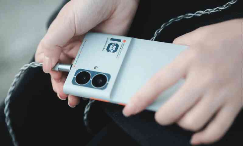 Điện thoại thiết kế lạ, "gù" camera rất to nhưng là để nghe nhạc hay hơn, chạy Android nhưng không có Google, chỉ hợp làm máy phụ